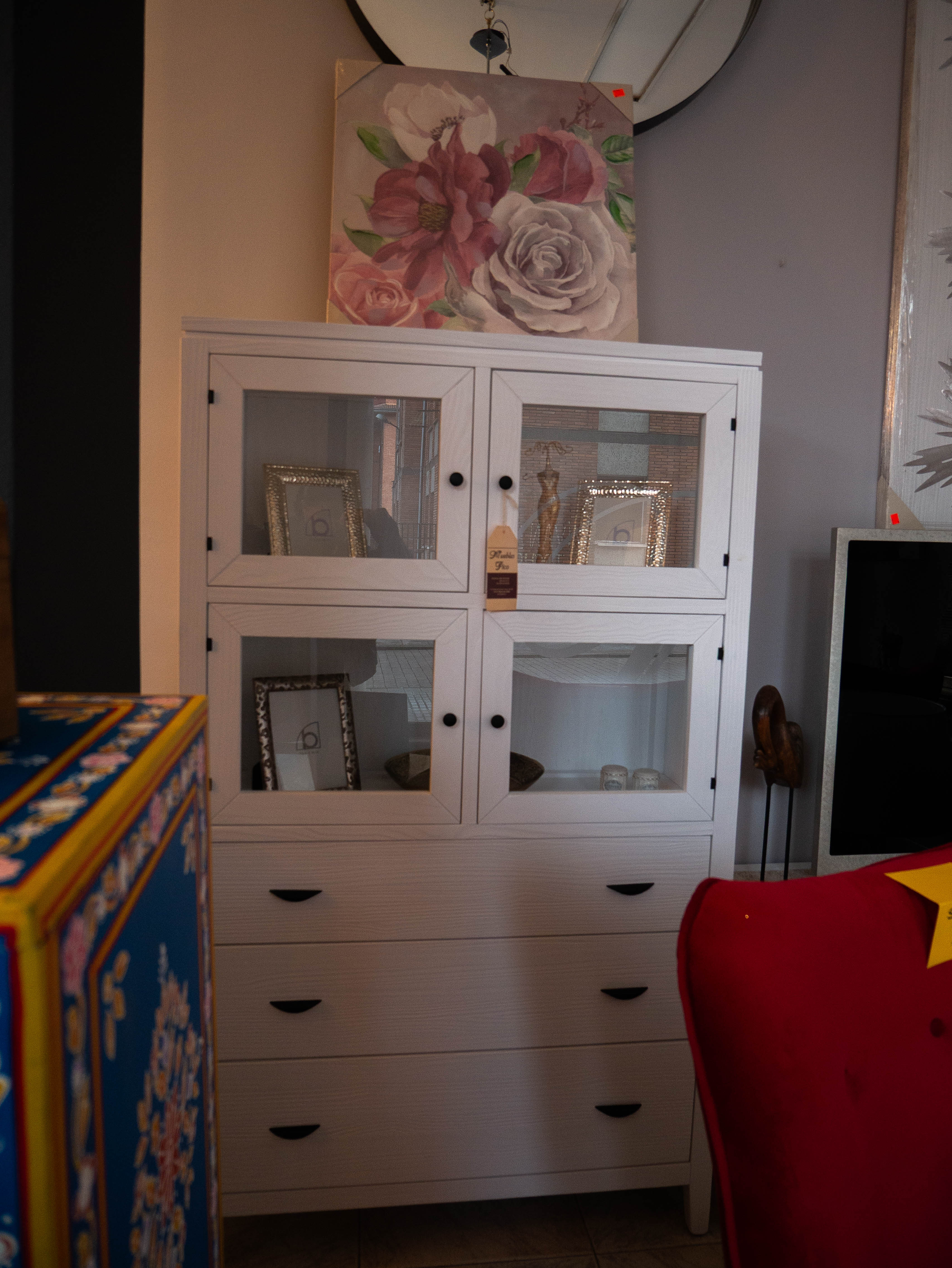 Vitrina blanca con cajones y puertas de cristal